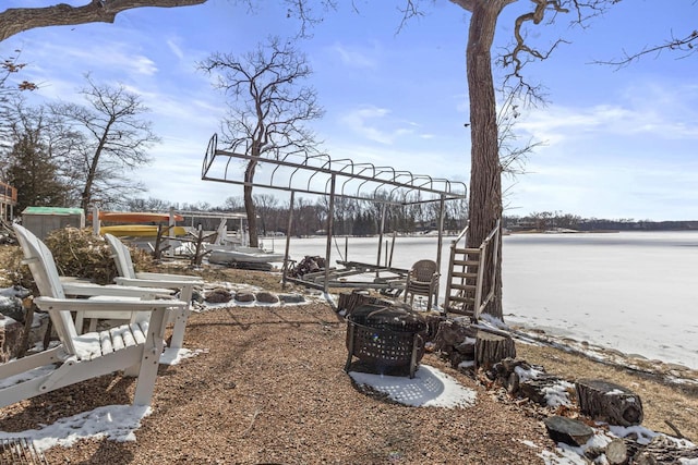 view of yard featuring a water view