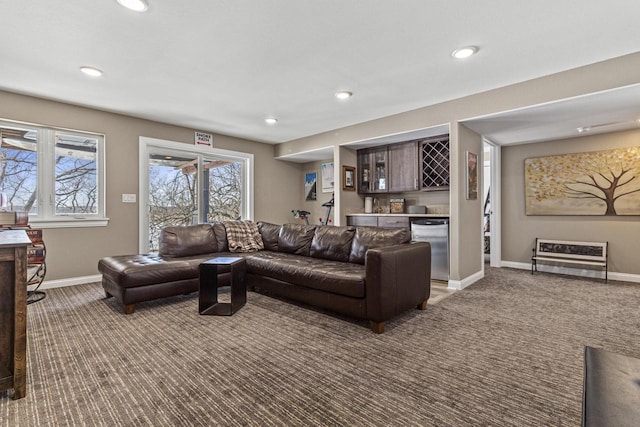 carpeted living area with a dry bar, heating unit, recessed lighting, and baseboards