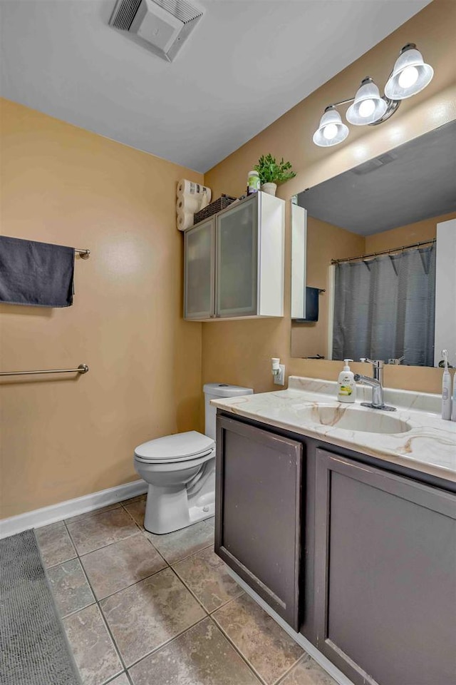 full bath featuring visible vents, toilet, vanity, and baseboards