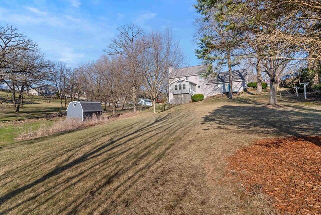 view of yard featuring an outbuilding and a storage unit