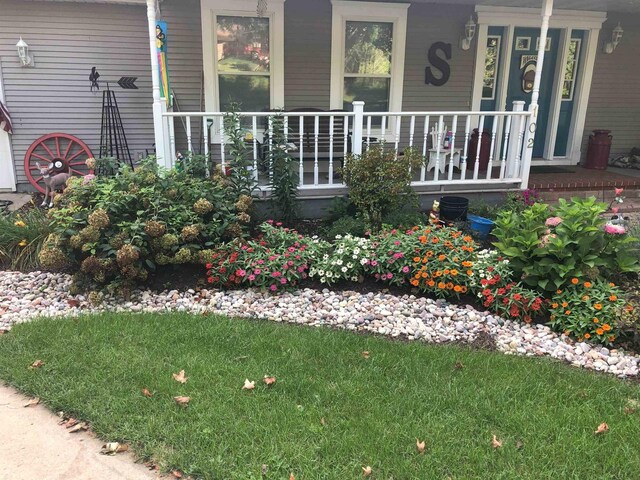 entrance to property featuring covered porch