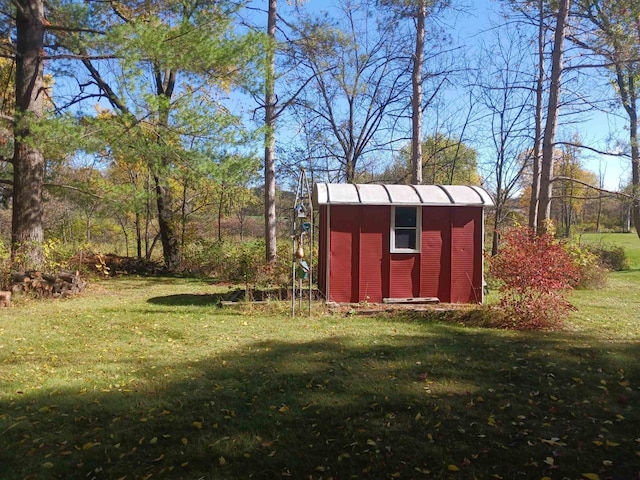 view of yard featuring a storage shed and an outdoor structure