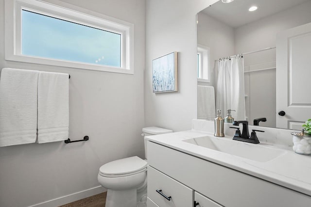 full bathroom featuring a shower with curtain, toilet, recessed lighting, baseboards, and vanity