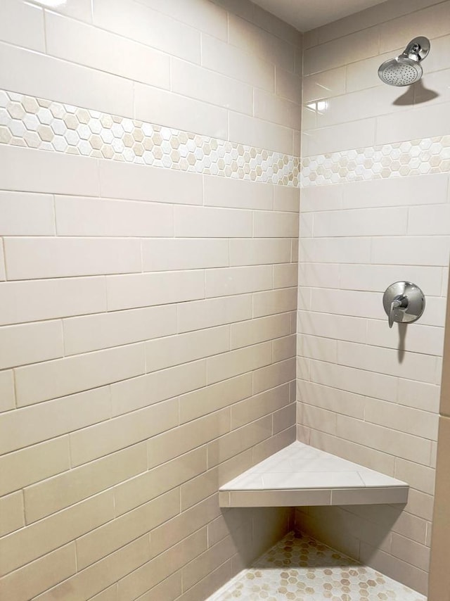 full bathroom featuring a tile shower