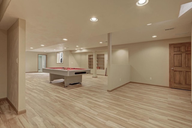 playroom featuring light wood finished floors, visible vents, recessed lighting, and baseboards