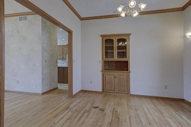 unfurnished room featuring light wood-style flooring, ornamental molding, visible vents, and a chandelier