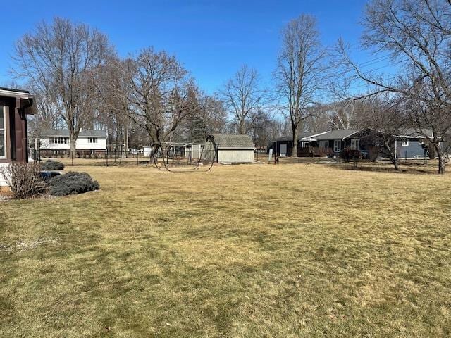 view of yard featuring an outdoor structure