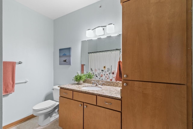 full bath with curtained shower, toilet, and vanity