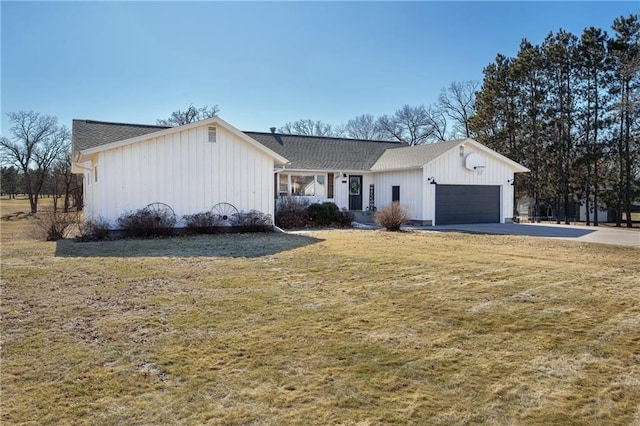 view of front facade featuring an attached garage and a front yard