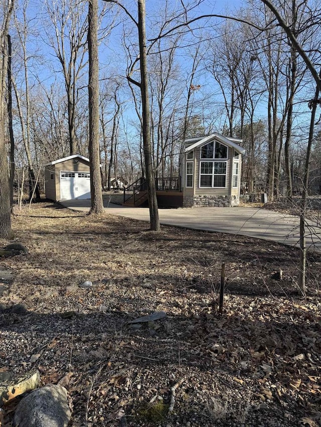 view of yard featuring a garage and an outdoor structure