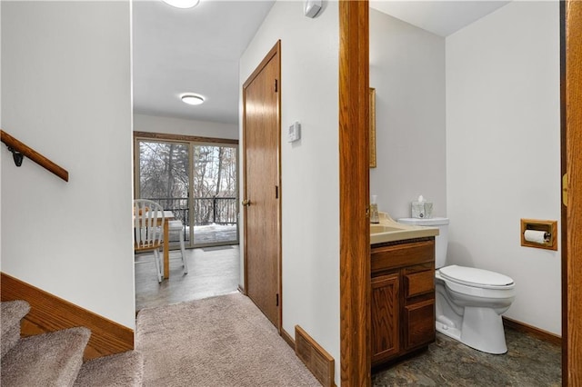 bathroom with visible vents, toilet, vanity, and baseboards