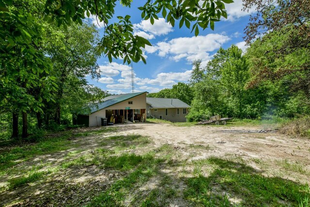 view of yard with a carport and driveway