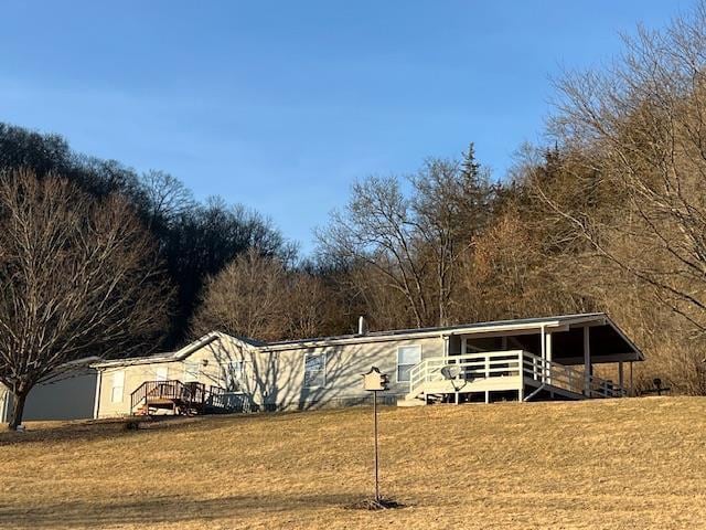 view of front of property with a front yard