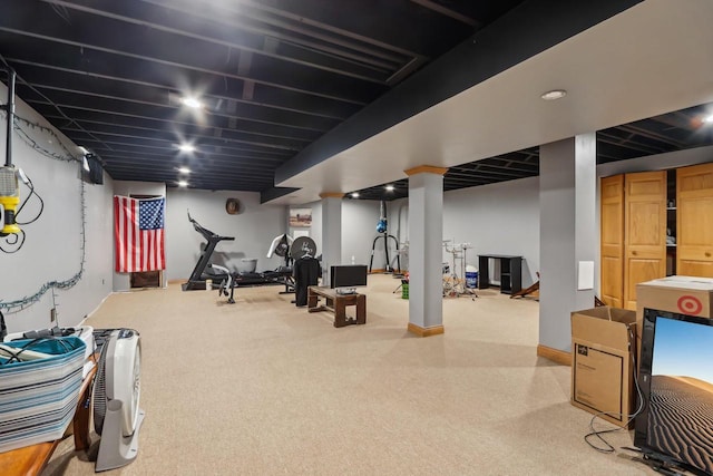 exercise area featuring baseboards