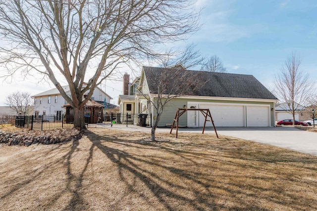 view of front of property featuring fence, driveway, roof with shingles, a front lawn, and a garage