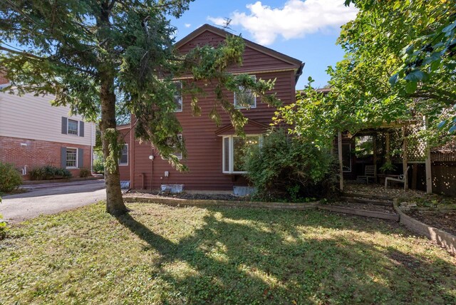 view of front of property featuring a front yard and fence