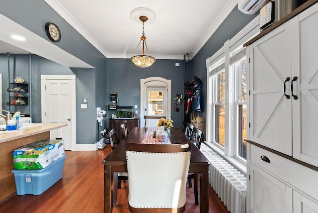 dining room featuring dark wood-style floors, a wall mounted air conditioner, baseboards, and ornamental molding