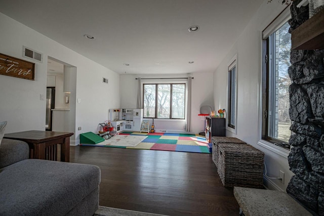 living room featuring visible vents, recessed lighting, and wood finished floors