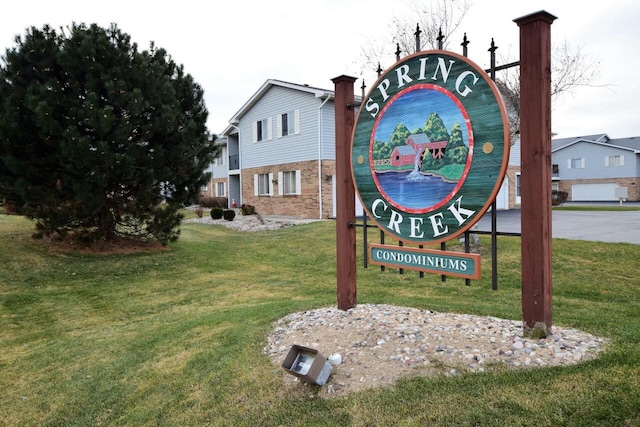 community sign with a lawn