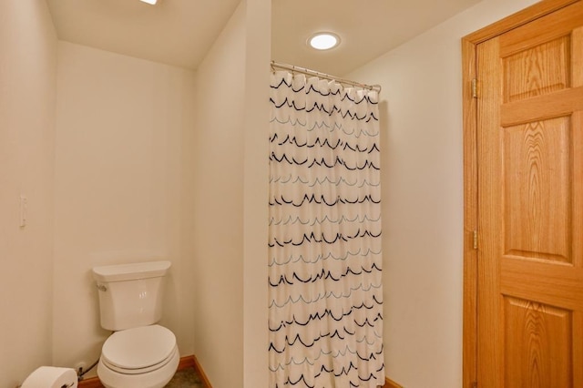 full bath featuring a shower with curtain and toilet