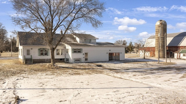 view of front facade with dirt driveway