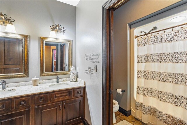9073 Richfield Dr, Marshfield, WI 54449 - bathroom featuring a sink, curtained shower, toilet, and double vanity