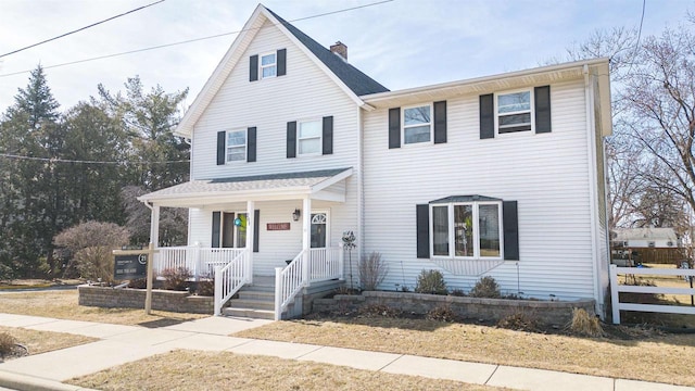 view of front facade with covered porch and fence