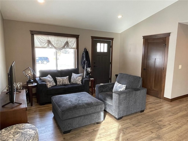 living area featuring vaulted ceiling, light wood-style flooring, recessed lighting, and baseboards