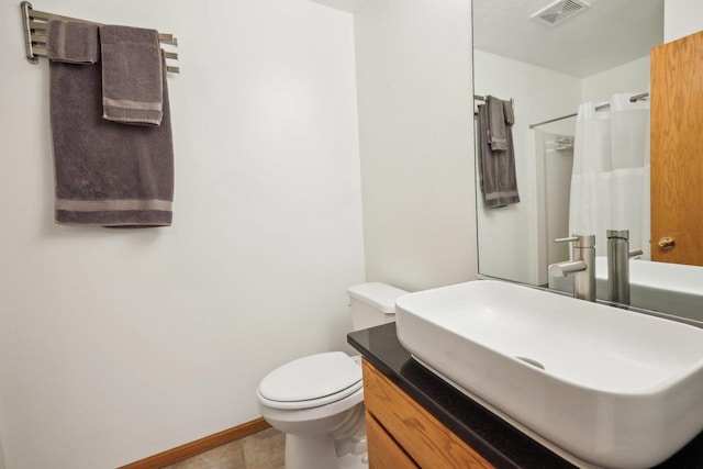 bathroom with visible vents, toilet, curtained shower, baseboards, and vanity