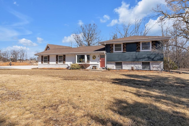 tri-level home featuring a front yard