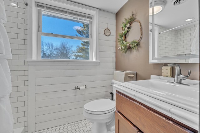 bathroom with toilet, a shower with curtain, vanity, and visible vents