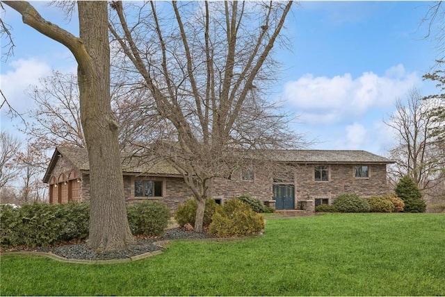 view of front of property with a front yard