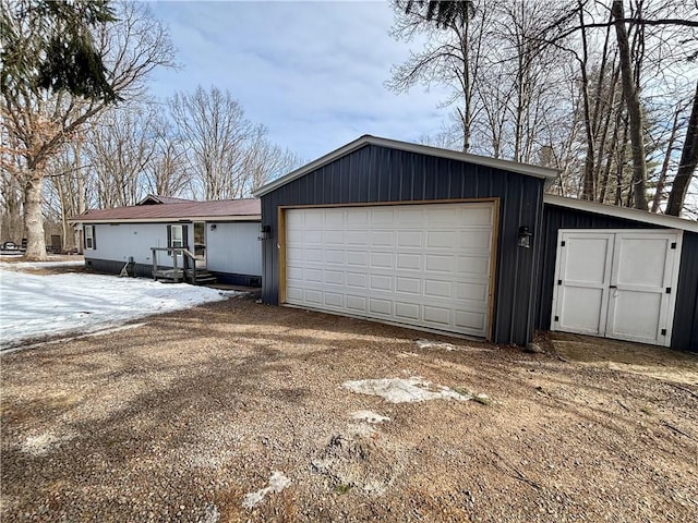 garage featuring dirt driveway