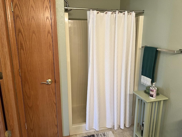 full bath featuring curtained shower