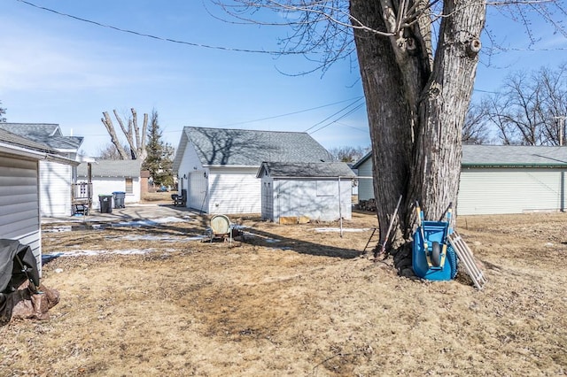 view of yard featuring an outdoor structure