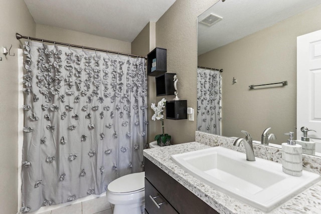 full bathroom featuring vanity, a shower with shower curtain, toilet, and visible vents