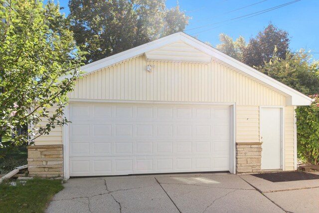 view of detached garage