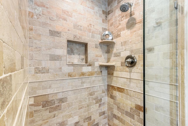 bathroom featuring tiled shower