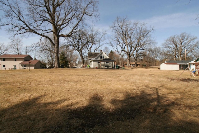 view of yard with an outbuilding