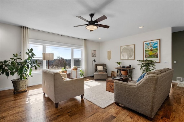 living area featuring visible vents, dark wood-style floors, recessed lighting, baseboards, and ceiling fan