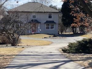 view of front of house with driveway