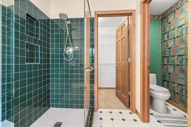 full bathroom featuring toilet and tiled shower