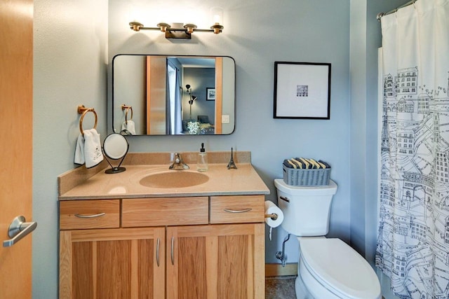 full bathroom featuring curtained shower, toilet, and vanity