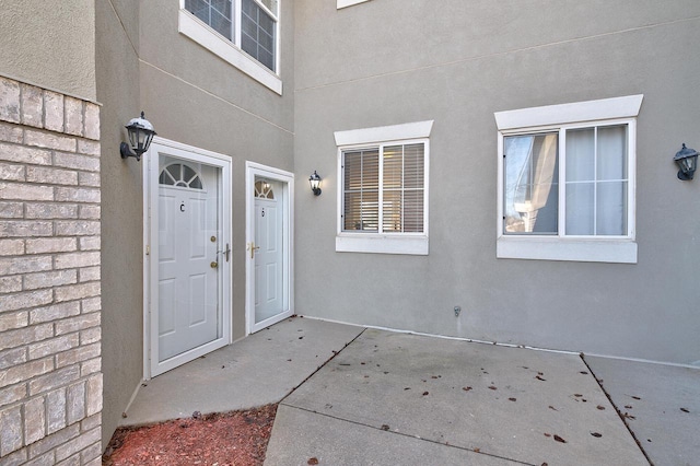 view of exterior entry with stucco siding