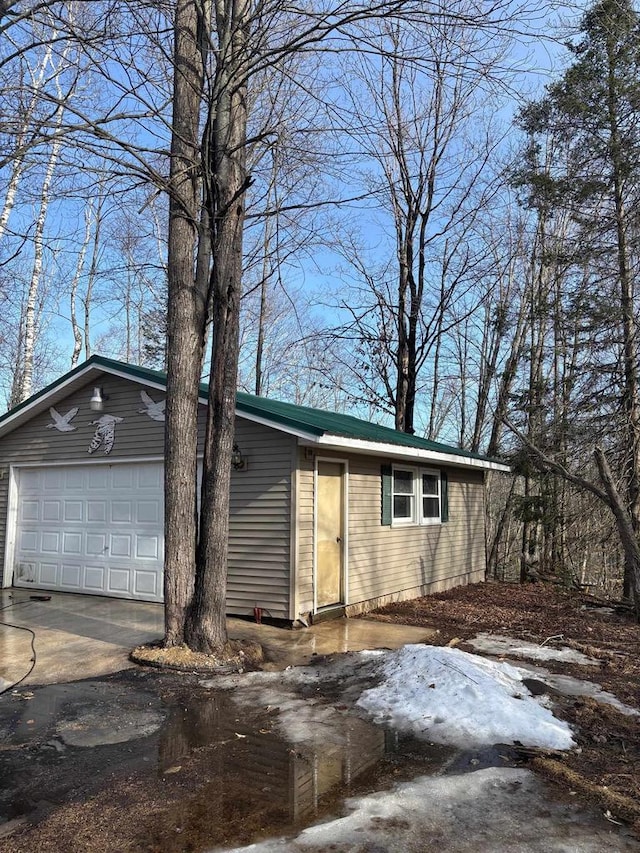 view of front facade featuring driveway and an attached garage