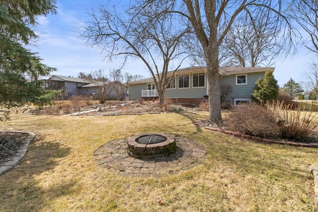 view of yard featuring a fire pit