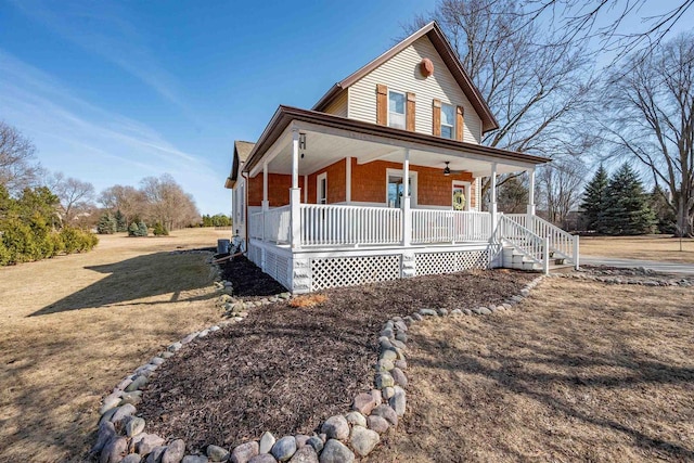 view of front facade featuring covered porch, a ceiling fan, and a front yard