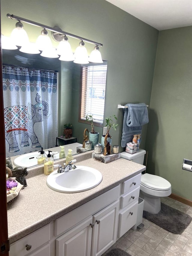 full bathroom with toilet, curtained shower, vanity, and baseboards