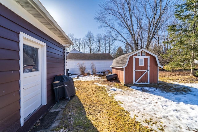 view of yard with a storage shed and an outdoor structure