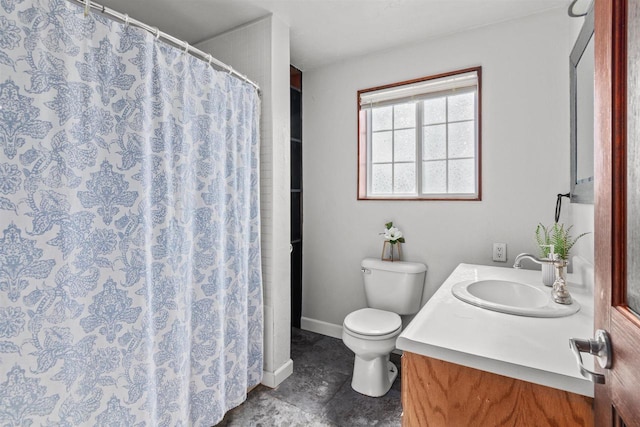 bathroom featuring a shower with curtain, toilet, vanity, and baseboards